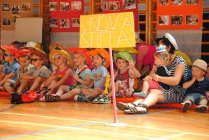 Vrtčevski otroci pomahali vrtcu v slovo 8